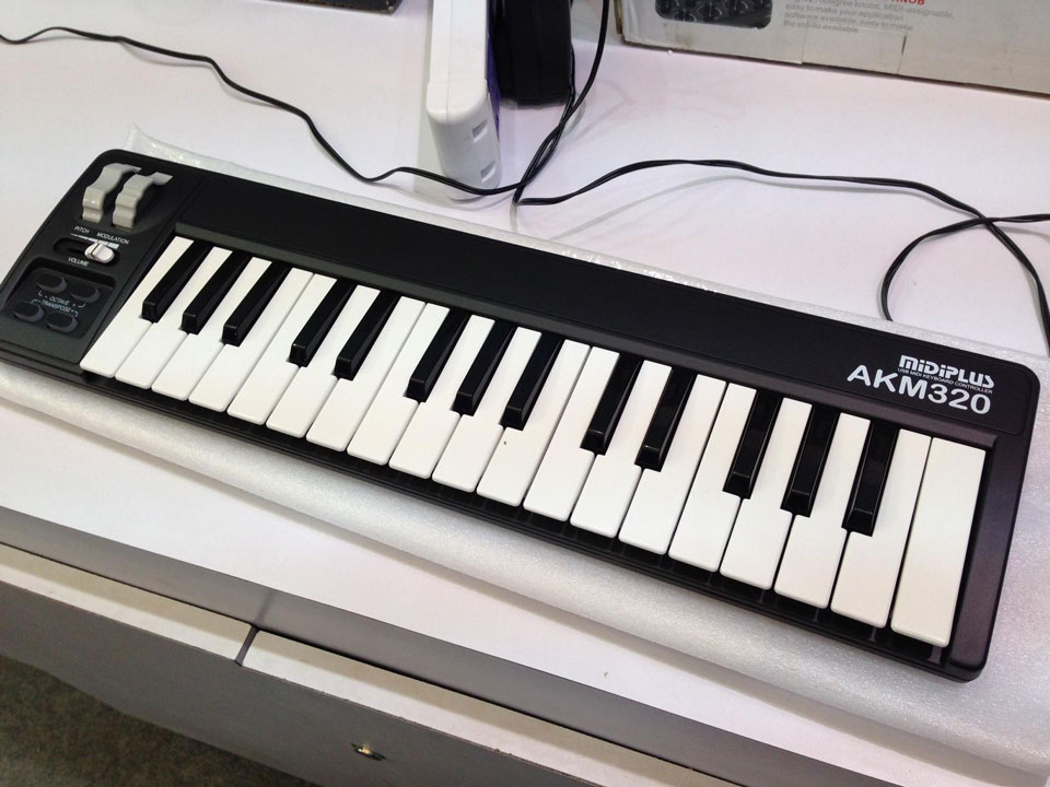 midiplus-akm320
